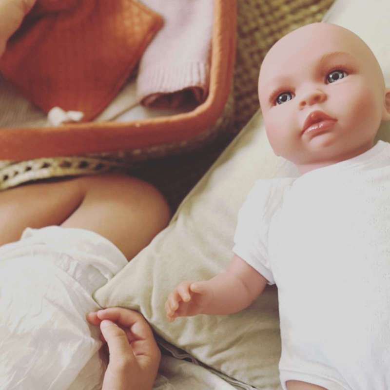 Memories by Así Leo Dukke / Leonora Dukke - 46 cm. - Hvid Body