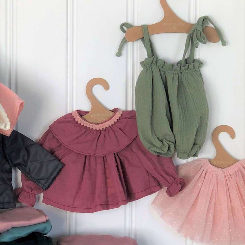 Memories by Así Dukketøj - 43-46 cm. - Skjorte med Krave - Vinrød