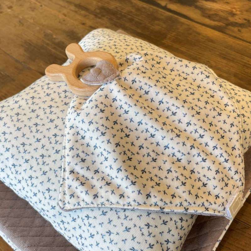 Memories by Así Dukketilbehør - 43-46 cm. - Sutteklud til Dukke - Vintageprint