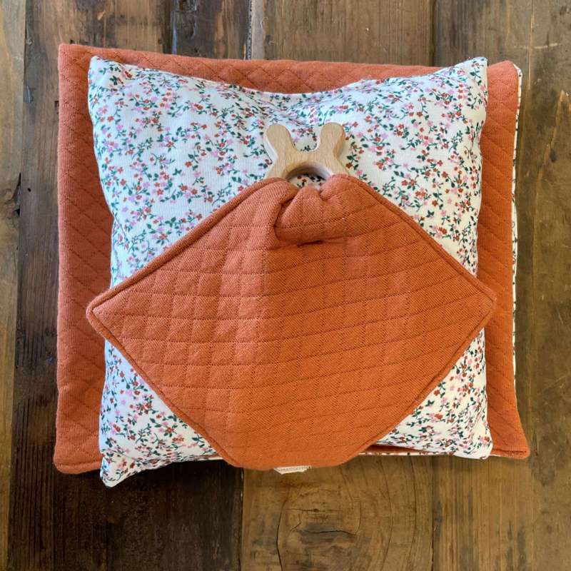 Memories by Así Dukketilbehør - 43-46 cm. - Sutteklud til Dukke - Blomsterprint