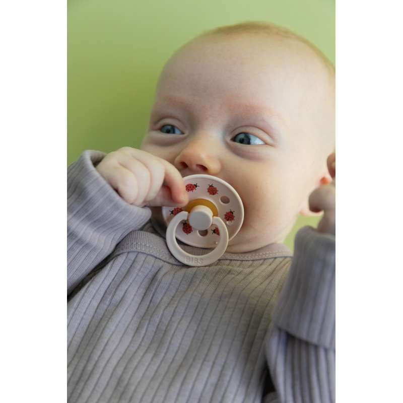 BIBS Rund Colour Sut - Str. 2 - Naturgummi - Studio - Ladybug - Petal