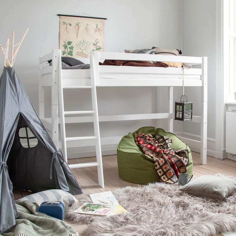 Hoppekids ECO Luxury - Mellemhøj Seng - Skrå Stige - Flere Størrelser - Hvid