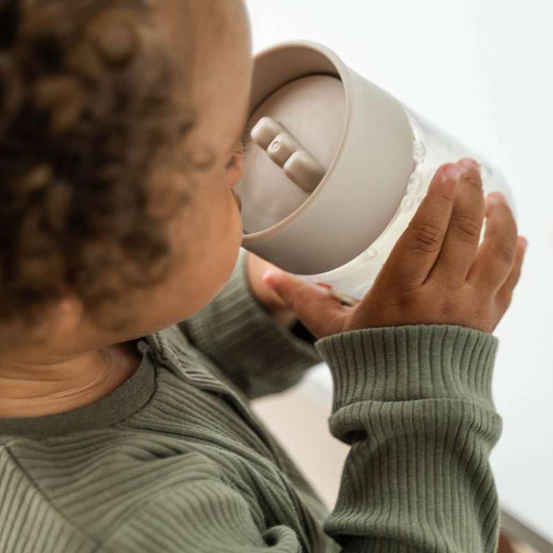 Done by Deer Træningskop - 360° - Celebration - Sand